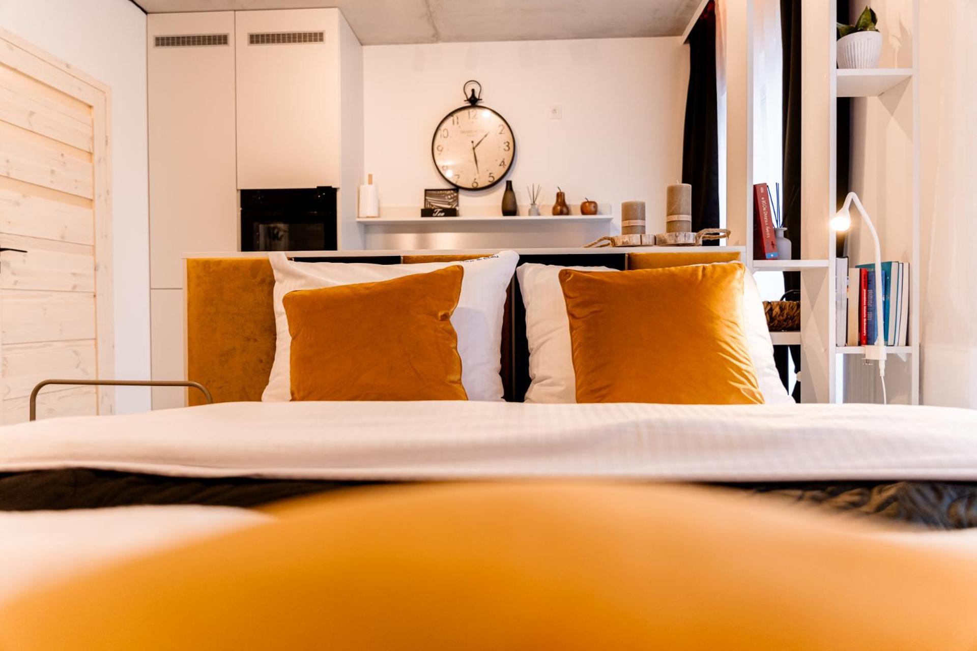 Hop & Lulu Delux Apartments Голеню Экстерьер фото